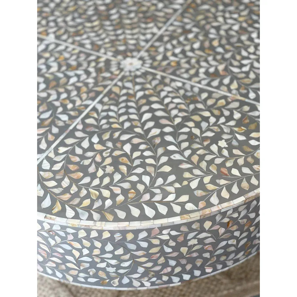 Table basse avec incrustation de perles - Gris floral